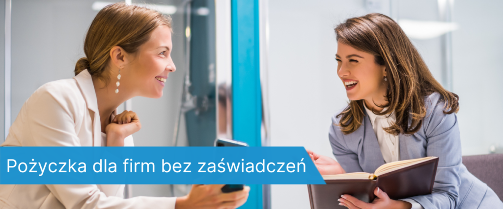 Dwie uśmiechnięte kobiety w formalnych strojach siedzące w biurze, jedna trzyma telefon, druga otwarty notatnik