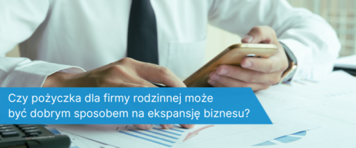 Mężczyzna w koszuli i krawacie korzystający ze smartfona, przy biurku z dokumentami finansowymi i kalkulatorem